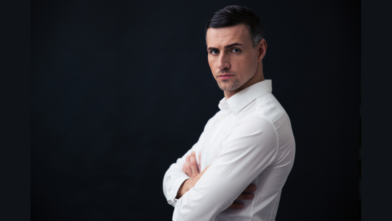 Mockup digital do curso em dispositivos móveis e laptop